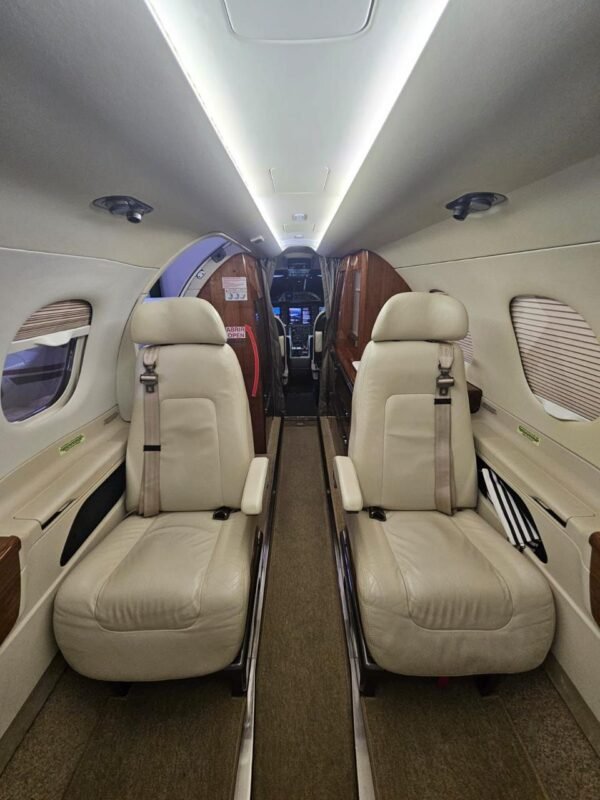 EMBRAER PHENOM 300 - 2013 - Image 12