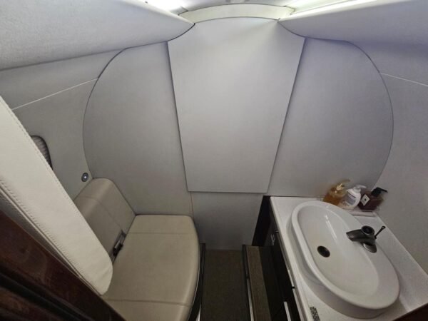 EMBRAER PHENOM 300 - 2013 - Image 13