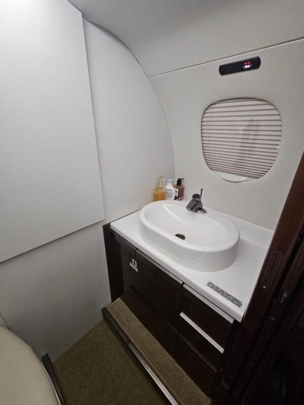 EMBRAER PHENOM 300 - 2013 - Image 14