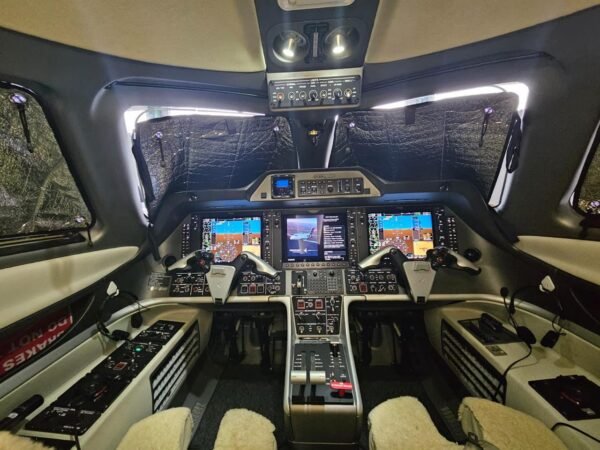 EMBRAER PHENOM 300 - 2013 - Image 9