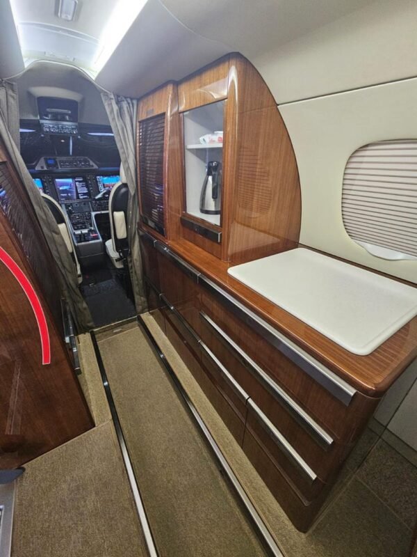 EMBRAER PHENOM 300 - 2013 - Image 10