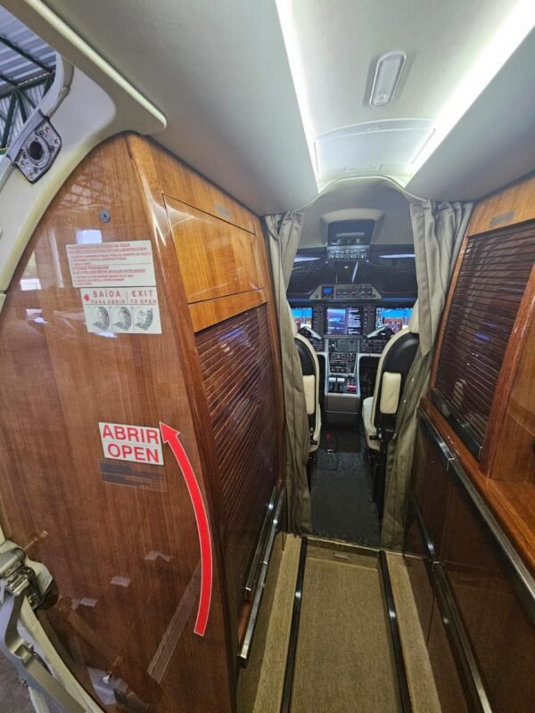 EMBRAER PHENOM 300 - 2013 - Image 11